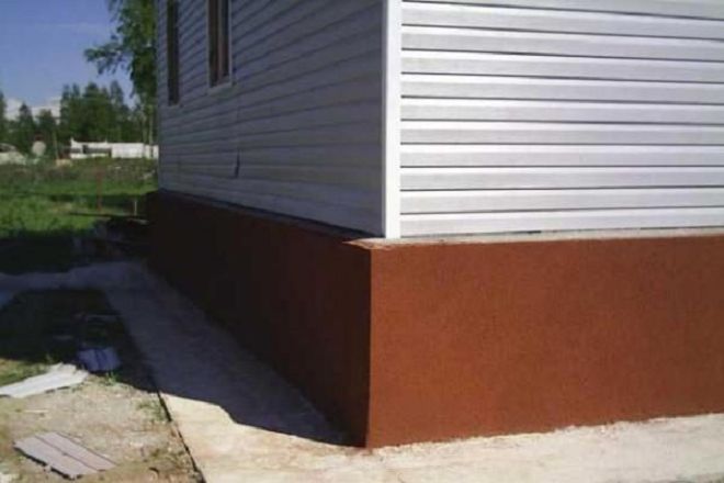 Чем покрасить фундамент дома снаружи?